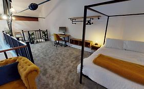 Hu1 Boutique City Apartment- Sleeps 6